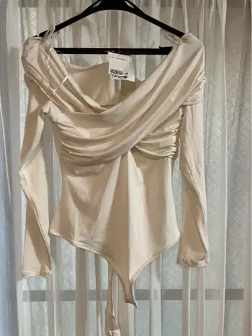 아이보리 드레이프 디자인 바디수트