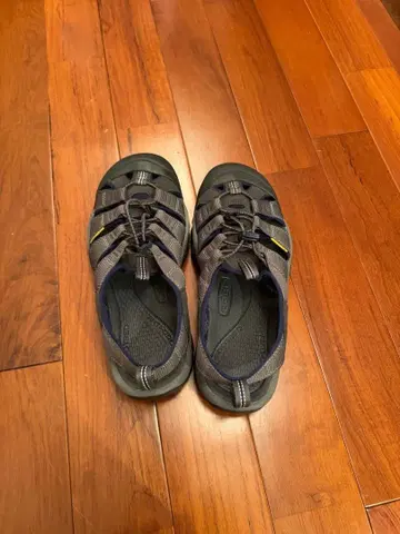 KEEN 아웃도어 샌들 다크 그레이 스포츠 샌들