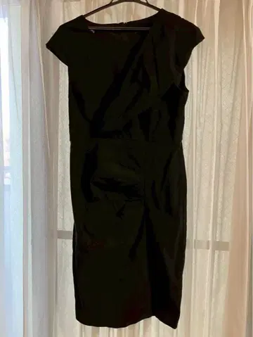 블랙 슬리브리스 무릎 기장 원피스