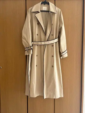 베이지 트렌치코트 블랙 테두리