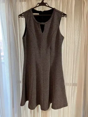 슬리브리스 A라인 원피스 블랙 화이트