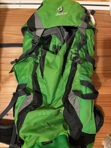 deuter FUTURA 32 백팩 그린과 트레킹 폴 세트