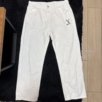 화이트 스트레이트 팬츠 자수 로고 포함