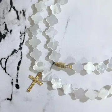 메종 드 펄스 MAISON D'PULSE 플라워 쉘 골드 크로스 목걸이