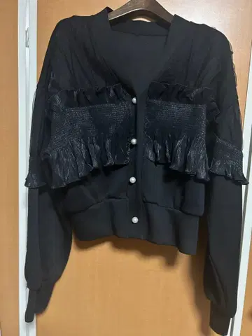 새상품급 에이미로우 프릴 달린 블랙 가디건 펄