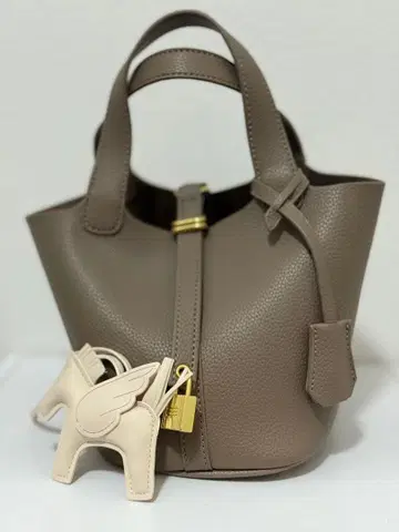 큐브백 PM18 에투프 참 포함