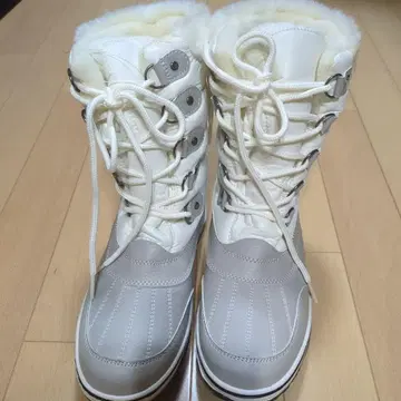 겨울용 그레이와 화이트 부츠