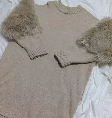 SLY 베이지 퍼 절개 소매 니트 원피스 베이지