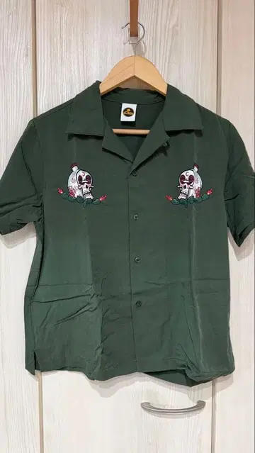 BARK AT THE MOON 반팔 셔츠 올리브 그린