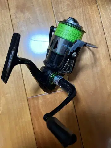 스피닝 릴 블랙/그린 라인 포함