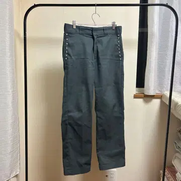 스터드 장식 다크 그레이 워크 팬츠