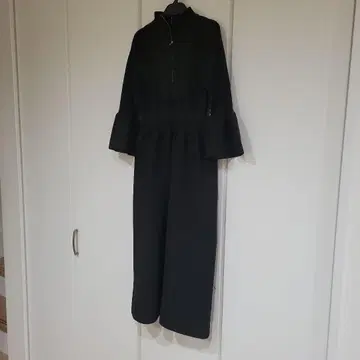 드레스레이브 블랙 원피스 하이넥 플레어 슬리브