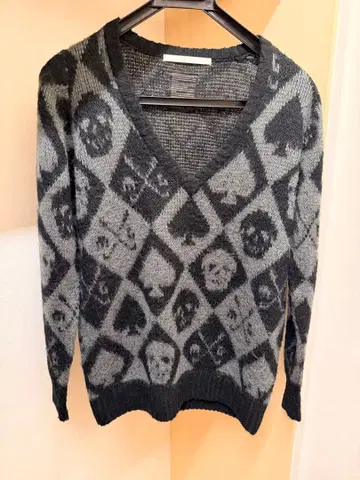 클리닝 완료! 스컬 무늬 V넥 니트 그레이/블랙