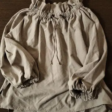 [ 미사용! ] BEAMS HEART 그레이 베이지 프릴 넥 상의