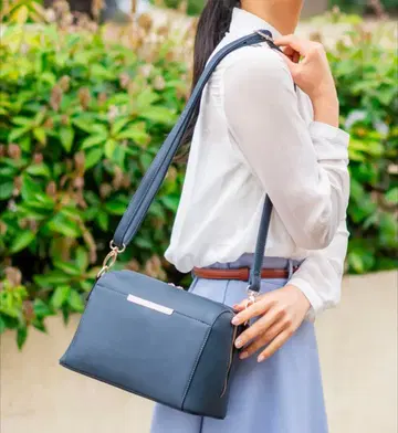 라운드 지퍼 미니 숄더백 브라운 모스 블루