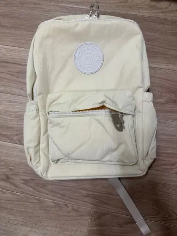 크림색 백팩 프론트 포켓 부착
