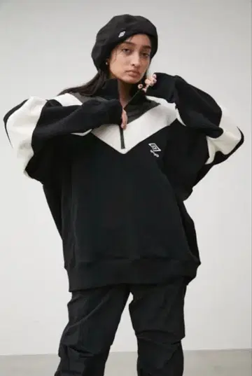 [ 레어 ] umbro azul bymoussy 맨투맨 풀오버 22AW