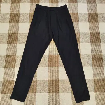 UNIQLO +J 울 블렌드 턱 테이퍼드 팬츠 블랙 S 사이즈