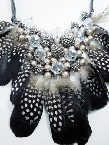 오로라 비즈 페더 볼륨 목걸이 새상품