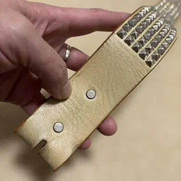 베이지 가죽 벨트 사이즈 32 스터드 장식 HTC