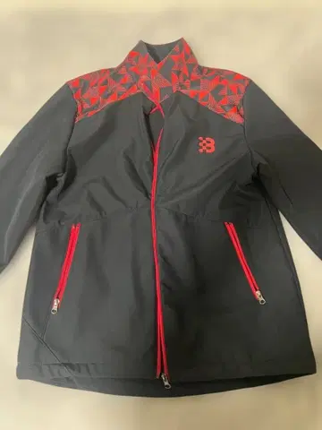 그레이/레드 기하학 패턴 자켓 - 바쿠 F1 시티 서킷.