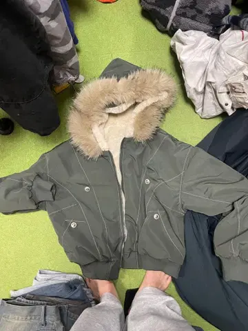 올리브 그린 후드 부착 자켓