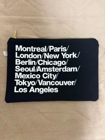 도시명 프린트 클러치백