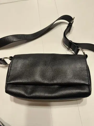 블랙 가죽 숄더백 플랩식