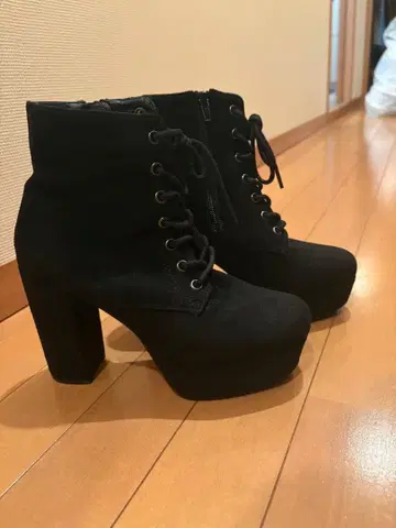 블랙 스웨이드 레이스업 부츠 하이힐