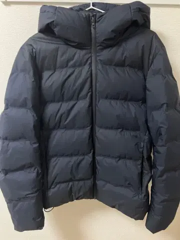 유니클로 심리스 다운 파카 M 사이즈 네이비 남성용