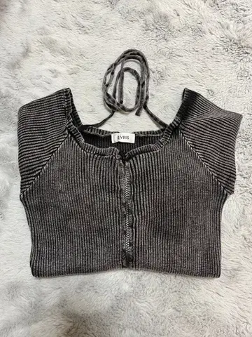 EVRIS 피그먼트 지퍼 홀터넥 니트탑