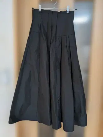 미라 오웬 블랙 플리츠 롱 스커트