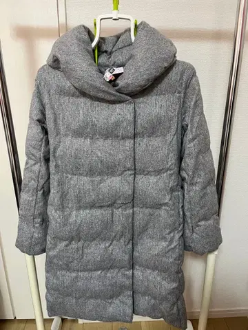 후드 없는 그레이 다운 자켓 벨트 포함