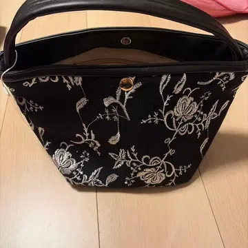 블랙과 화이트 자수 핸드백