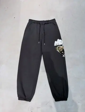 카모플라쥬 로고 자수 블랙 스웨트 팬츠