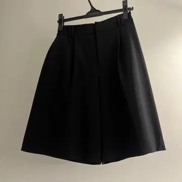 [ emmi ] 새상품 턱인 하프 팬츠 블랙