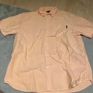 Thisisneverthat의 셔츠입니다. M 사이즈 거의 미사용입니다.