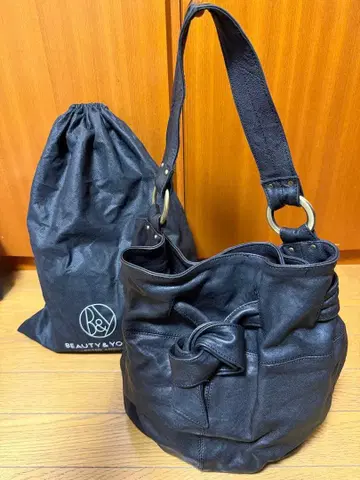 he:pt 헵토의 블랙 가죽 숄더백