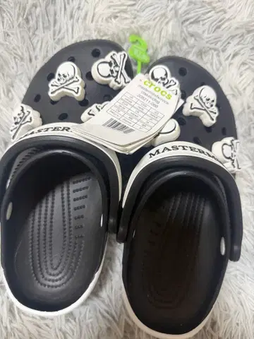 mastermind JAPAN x Crocs 샌들