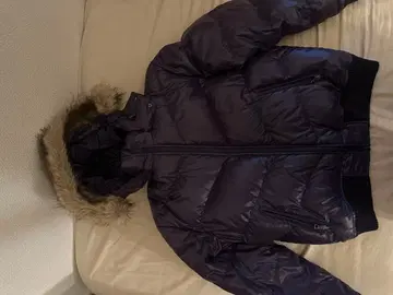 보라색 퍼 달린 다운 자켓