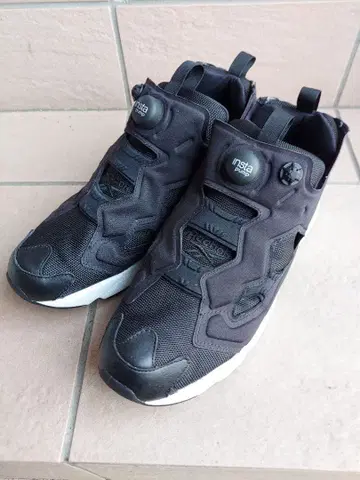 인스타 펌프 퓨리 블랙 스니커즈 리복