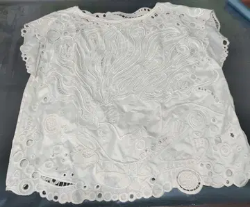 CHISATO 실크 자수 블라우스 사이즈 2 시착만 한 상품