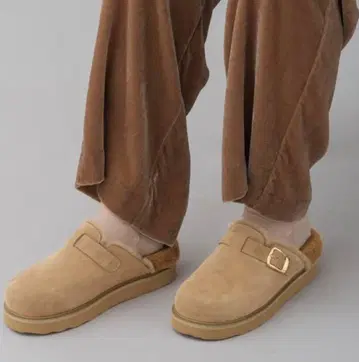 MOHI 모히 베이지 스웨이드 버클 포함 퍼 슬립온