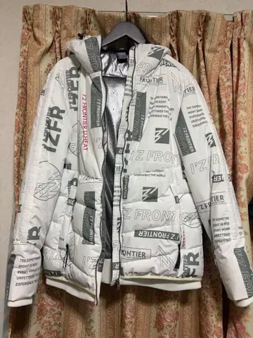 IZ FRONTIER 로고 프린트 다운 자켓