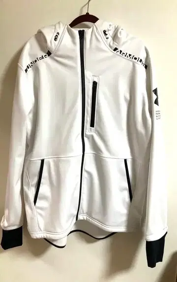 언더아머 WARMUP 후드 부착 후드티 화이트