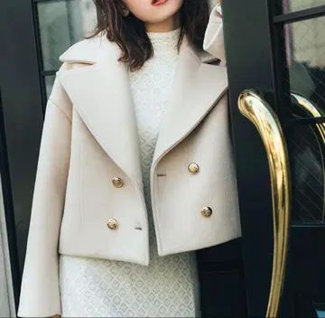 [ 클리닝 완료 ] 릴리 브라운 더블 버튼 숏코트 오프 화이트