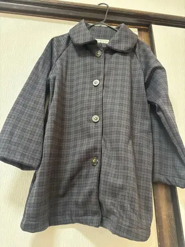 그레이 계열 체크 버튼 포켓 부착 코트