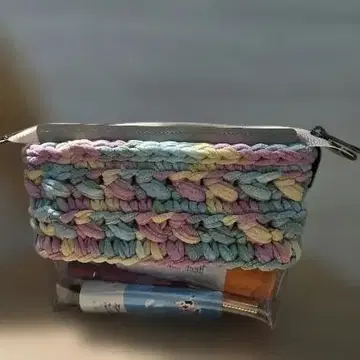 손이나 가방에 넣어 휴대할 수 있는 소형 백. 화장품 파우치