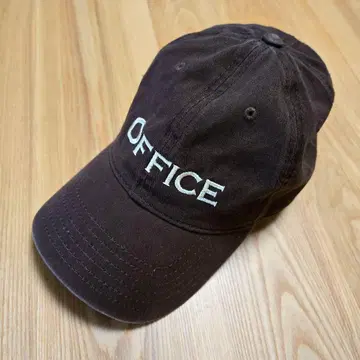 OFFICE HOLIDAY 로고 캡 브라운