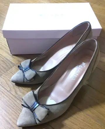 DIANA 다이애나 브라운 스웨이드 스틸레토 리본 펌프스